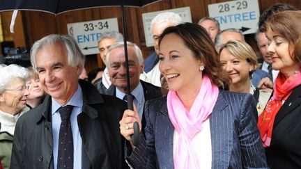 Maxime Bono (&agrave; gauche) et S&eacute;gol&egrave;ne Royal, le 10 juin 2012 &agrave; La Rochelle (Charente-Maritime). (XAVIER LEOTY / AFP)