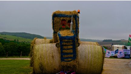  (Sur la route du Tour, toujours, les spectateurs font des efforts de décoration © RF/BS)