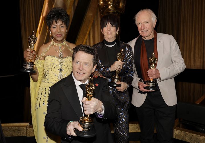 Uzhan Palcy, Michael J. Fox, Diane Warren et Peter Weir posent avec leurs prix lors de la 13e remise des prix des gouverneurs de l'Académie des arts et des sciences du cinéma au Fairmont Century Plaza le 19 novembre 2022 à Los Angeles, en Californie. (KEVIN WINTER / GETTY IMAGES NORTH AMERICA)