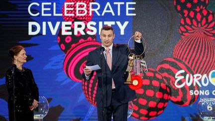 Le maire de Kiev, Vitaly Klitschko, devant l'affiche de l'Eurovision 2017, lors d'une cérémonie dans la capitale ukrainienne, le 31 janvier 2017. A gauche, la présidente du conseil municipal de Stockholm (Suède), Eva-Louise Erlandsson Slorach. C'est à Stockholm qu'a été organisée l'édition 2016 de l'Eurovision.  Vitaly Klitschko (REUTERS - Gleb Garanich Vitaly Klitschko)