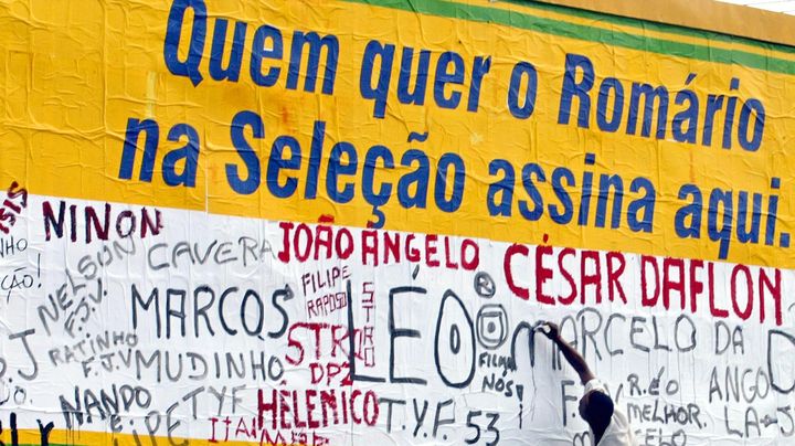 Des supporters br&eacute;siliens signent une p&eacute;tition sur un mur pour demander le retour de Romario en s&eacute;lection, apr&egrave;s son exclusion de la liste pour le Mondial 2002, le 2 mai 2002 &agrave; Rio de Janeiro (Br&eacute;sil).&nbsp; (VANDERLEI ALMEIDA / AFP)