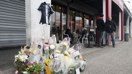 Des fleurs en hommage au jeune homme tué à Poitiers (Vienne), le 4 novembre 2024. (JEAN-FRANCOIS FORT / HANS LUCAS / AFP)