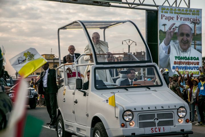 La papamobile du voyage de François à Madagascar en septembre 2019 a été construite dans l'île par Karenjy. (RIJASOLO / AFP)