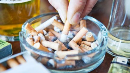 Le prix du tabac augmenterait de 20 centimes d&eacute;but juillet, puis du m&ecirc;me montant d&eacute;but octobre, selon les informations publi&eacute;es mercredi 5 juin par "Le Figaro". (DIMITRI VERVITSIOTIS / GETTY IMAGES)