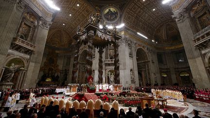 &nbsp; (La basilique Saint-Pierre de Rome où le pape François a tenu la traditionnelle messe de minuit. © REUTERS/Tony Gentile)