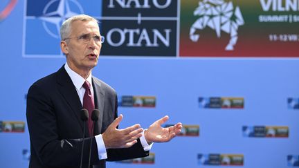 Le secrétaire général de l'Otan, Jens Stoltenberg, donne une conférence de presse à Vilnius (Lituanie), le 11 juillet 2023. (DURSUN AYDEMIR / ANADOLU AGENCY / AFP)