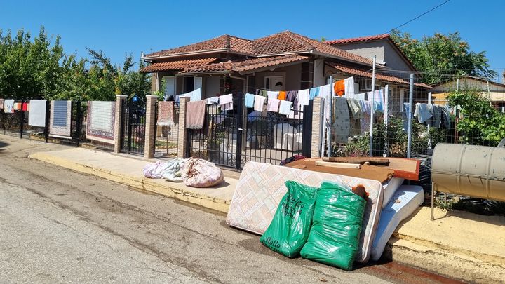 Devant cette maison inondée, les habitants ont été contraints de tout mettre à sécher dans la rue. (MARIE-PIERRE VEROT / RADIOFRANCE)