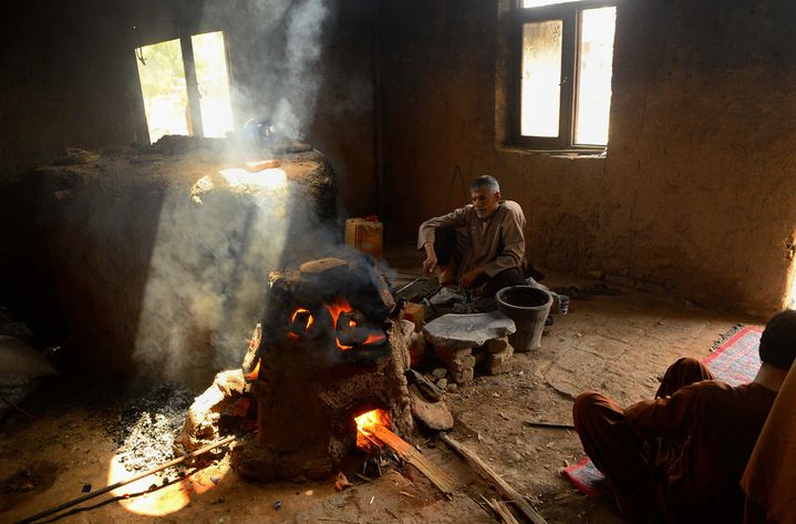 Un artisan au travail dans l'atelier de Herat (25 avril 2018)
 (Hoshang Hashimi / AFP)