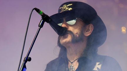 Ian "Lemmy" Kilmister lors d'un concert de Motörhead, le 26 juin 2015 au festival de&nbsp;Glastonbury (Royaume-Uni). (OLI SCARFF / AFP)