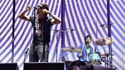 Le chanteur Julian Casablancas et le batteur Fabrizio Moretti durant un concert des Strokes le 1er août 2019 au festival Lollapalooza de Chicago (Etats-Unis). (ERIKA GOLDRING / FILMMAGIC / GETTY IMAGES)