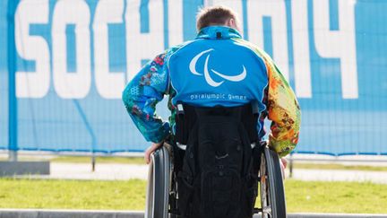 Un volontaire en chaise roulante à Sotchi avant les Paralympiques