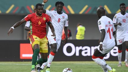 Le Guinéen,&nbsp;Amadou Diawara, fait face à Modou Barrow, le lundi 24 janvier. (PIUS UTOMI EKPEI / AFP)