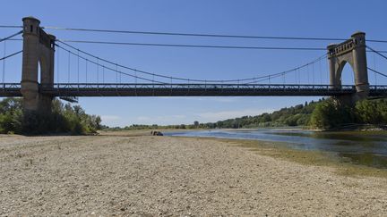 La&nbsp;lit de la Loire asséché au niveau du pont de Langeais, le 8 août 2022. (GUILLAUME SOUVANT / AFP)