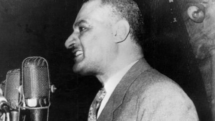 Au cours de son histoire, la voie maritime a été fermée cinq fois, dont deux dans l'histoire contemporaine. La première fermeture fut causée par la crise de Suez. Gamal Abdel Nasser, président de la République d'Egypte, annonce le 26 juillet 1956 la nationalisation du canal afin d’utiliser les revenus générés pour financer le futur barrage d’Assouan.
  (AFP)