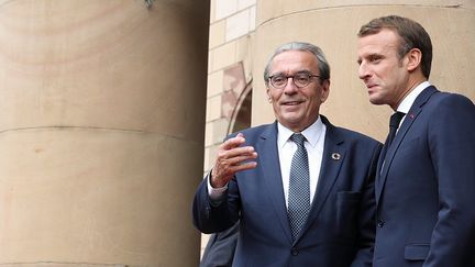 Le maire de Strasbourg Roland Ries au côté d'Emmanuel Macron&nbsp;à l'occasion d'une cérémonie des 70 ans du Conseil de l'Europe, le 1er octobre 2019. (JEAN-MARC LOOS / MAXPPP)