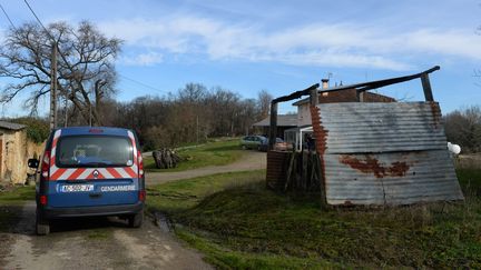 Un véhicule de la gendarmerie dans une ferme des Landes, le 4 février 2014. (MEHDI FEDOUACH / AFP)