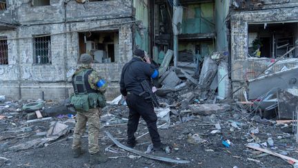 Un immeuble résidentiel touché par une frappe russe à Kiev, le 14 mars 2022.&nbsp; (ANDREA FILIGHEDDU / NURPHOTO / AFP)