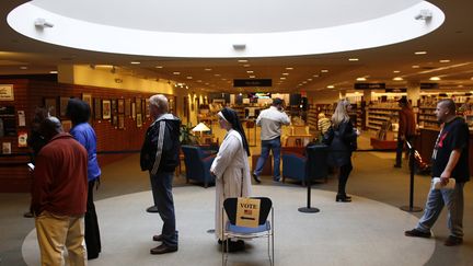 Une religieuse attend son tour dans le bureau de vote de Janesville dans le Wisconsin. (DARREN HAUCK / GETTY IMAGES)