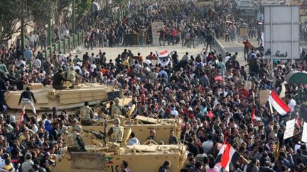 Pro et anti-Moubarak face à face place Tahrir au Caire (2 février 2011) (AFP / Stringer)