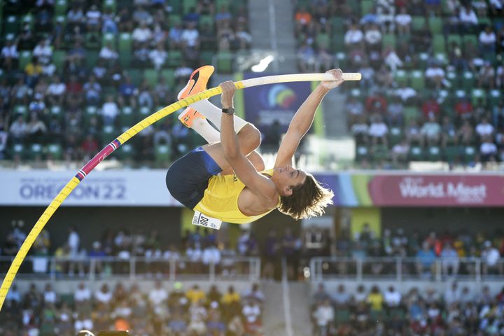 Le Suédois Armand Duplantis, recordman du monde du saut à la perche et champion du monde à Eugene le 24 juillet 2022. (HERVIO JEAN-MARIE / KMSP / AFP)