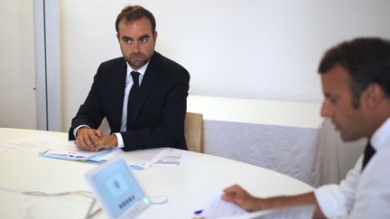 Emmanuel Macron et son ministre de l'Outre mer, Sébastien Lecornu, le 11 août 2020 au chateau de Bregançon. (DANIEL COLE / AFP)