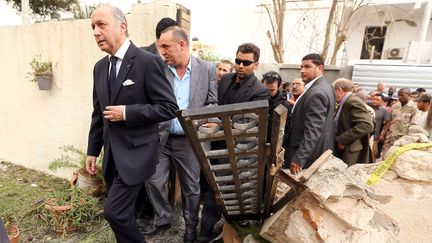 Le ministre des Affaires &eacute;trang&egrave;res,&nbsp;Laurent Fabius, s'est rendu dans les d&eacute;combres de l'ambassade de France &agrave; Tripoli (Libye), le 23 avril &nbsp;2013. (MAHMUD TURKIA / AFP)