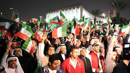 Des opposants r&eacute;clament la d&eacute;mission du Premier ministre, cheikh Nasser, le 28 novembre 2011 &agrave; Kowe&iuml;t City.&nbsp; (YASSER AL-ZAYYAT / AFP)