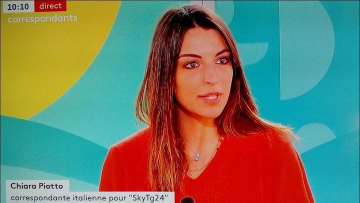 La journaliste et reporter italienne Chiara Piotto, correspondante de Sky Italia à Paris. Ici sur le plateau de franceinfo. (FRANCE INFO / RADIO FRANCE)