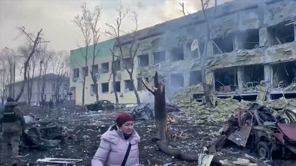 Des images diffusées par les forces armées ukrainiennes le&nbsp;9 mars 2022 montrent un hôpital pour enfants bombardé par l'armée russe à Marioupol. (EYEPRESS NEWS / AFP)