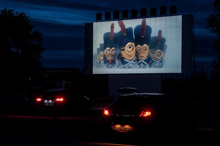 En Espagne également, les drive-in apparaissent comme une solution à la fermeture des salles. (JOSE JORDAN / AFP)