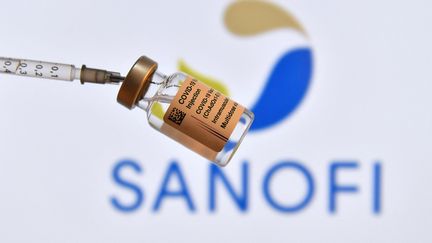 Photo d'illustration.&nbsp;Le laboratoire Sanofi a annoncé le 28 septembre 2021 l'arrêt du&nbsp;développement de son vaccin à ARN messager contre le Covid-19. (FRANK HOERMANN / SVEN SIMON / AFP)