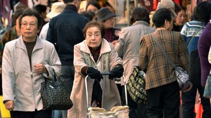 Dans un centre commercial de Tokyo, le 28 octobre 2011. ( AFP PHOTO / YOSHIKAZU TSUNO)