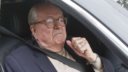 Jean-Marie Le Pen quitte le si&egrave;ge du Front national &agrave; Nanterre (Hauts-de-Seine), le 4 mai 2015.&nbsp; (AP/ SIPA / MICHEL EULER)