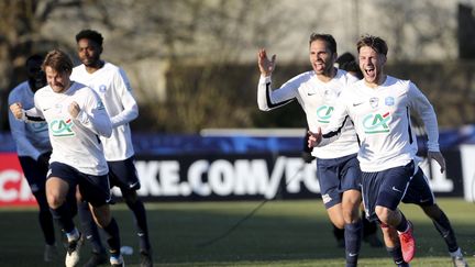 Le bonheur des joueurs de Bergerac, tombeurs de Metz en 32es de finale de Coupe de France, le dimanche 19 décembre 2021. (ROMAIN PERROCHEAU / AFP)