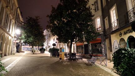 Une rue vide de Nevers (Nièvre) sous couvre-feu, le 5 janvier 2021. (JEAN-BAPTISTE QUENTIN / MAXPPP)