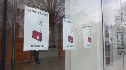  (affiches sur la porte A de Radio France © Jean-Christophe Bourdillat - Radio France)