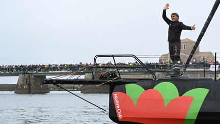 Le tenant du titre Yannick Bestaven (Maître Coq) remonte le chenal pour rejoindre la ligne de départ du Vendée Globe 2024. (SEBASTIEN SALOM-GOMIS / AFP)