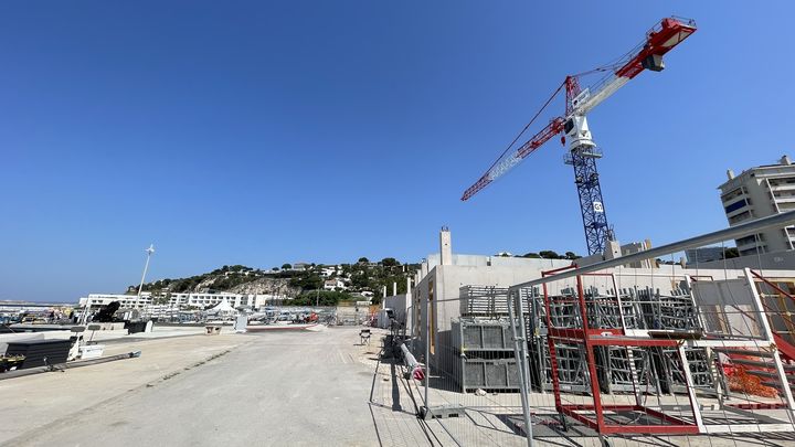 Sur la marina du Roucas-Blanc à Marseille, trois bâtiments sont encore en cours de construction, dont le futur centre qui accueillera les médias lors des Jeux olympiques de Paris 2024. (Clément Mariotti Pons)