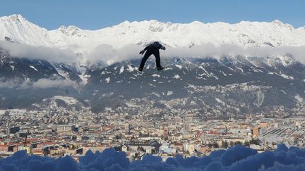 L'Allemand Richard Freitag effectue un saut &agrave; l'entra&icirc;nement lors du tournoi des Quatre collines &agrave; Innsbr&uuml;ck (Allemagne), le 3 janvier 2012. (MICHAL CIZEK / AFP)