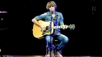 Flo Bauer, seul avec sa guitare devant 10 000 personnes à la Foire aux Vins de Colmar
 (France 3 / Culturebox)