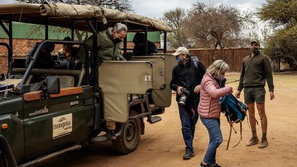 Mongena Game Lodge, un établissement touristique au nord-ouest de la réserve Dinokeng qui a rouvert il y a une semaine propose divers safaris et excursions. Avant la pandémie, environ 80% des invités de Mongena venaient de l'étranger, tandis que les habitants s’y rendaient principalement pour des événements professionnels.&nbsp; &nbsp; (MICHELE SPATARI / AFP)