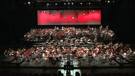 Répétition générale pour les 400 artistes des Orchestres de Pau et de Pampelune.
Les deux formations unissent leur talent pour se mettre au service du Requiem de Verdi
 (France 3 )