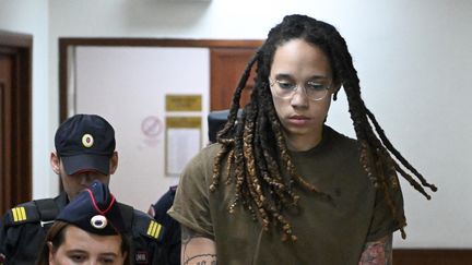 La basketteuse Brittney Griner avant une audience au tribunal de Khimki, le 2 août 2022. (NATALIA KOLESNIKOVA / AFP)