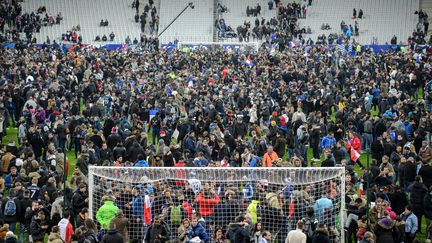 Le public du Stade de France sur la pelouse le 13 novembre 2015 (THOMAS EISENHUTH / DPA)