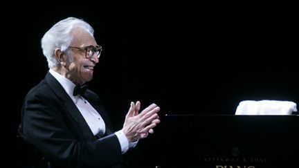 Dave Brubeck le 5 novembre 2005 au th&eacute;&acirc;tre&nbsp;Schauspielhaus de Nuremberg (Allemagne).&nbsp; (TIMM SCHAMBERGER / AFP)