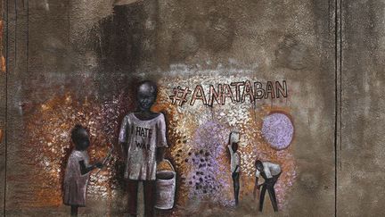 même si la paix semble s’éloigner un peu plus chaque jour, le collectif d’une quarantaine d’artistes-activistes sud-soudanais Ana Taban utilise tous les moyens – peinture, musique, poésie, théâtre, comédie, danse et mode – pour faire passer leur message de paix. Ana Taban signifie «Je suis fatigué»… fatigué de voir son peuple souffrir, explique un membre de ce mouvement. (Andreea Campeanu / Reuters)