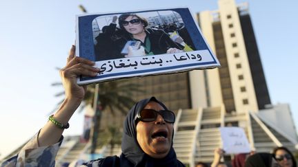 Une femme brandissant le portrait l'avocate et militante des droits humains Salwa Bugaighis,&nbsp;assassinée chez elle&nbsp;le 25 juin 2014. Benghazi, le 27 juin 2014. (ESAM OMRAN AL-FETORI / X02867)