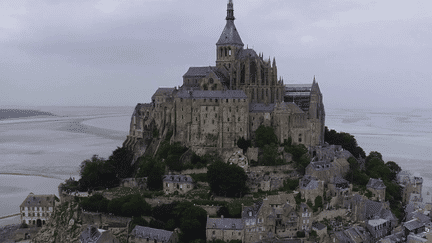 Manche : le Mont-Saint-Michel essaye un dispositif pour faire face à la surfréquentation (France 3)