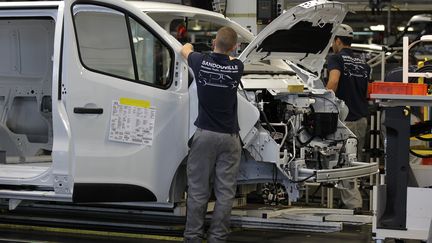 Des employ&eacute;s travaillent dans l'usine Renault de Sandouville (Seine-Maritime), le 30 septembre 2014. (CHARLY TRIBALLEAU / AFP)