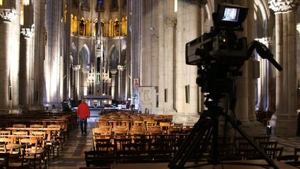 Installation pour l'émission "Le Jour du Seigneur" dans la basilique Saint-Antoine à Nantes, le 25 janvier 2019. Cette année, elle aurait dû avoir lieu dans la cathédrale de Metz. Elle sera finalement filmée dans un studio d'environ 80&nbsp;m² dans le 13e arrondissement de Paris. (ROMAIN BOULANGER / MAXPPP)